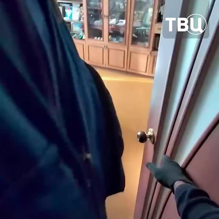 Спасатели пришли на помощь бабушке, которая хотела выпрыгнуть из окна после разговора с мошенниками