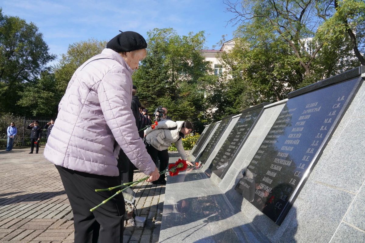 В Приморском крае сотрудники полиции, ветераны и общественники провели акцию «Долг памяти» В Приморском крае сотрудники полиции, ветераны и общественники провели акцию «Долг памяти»