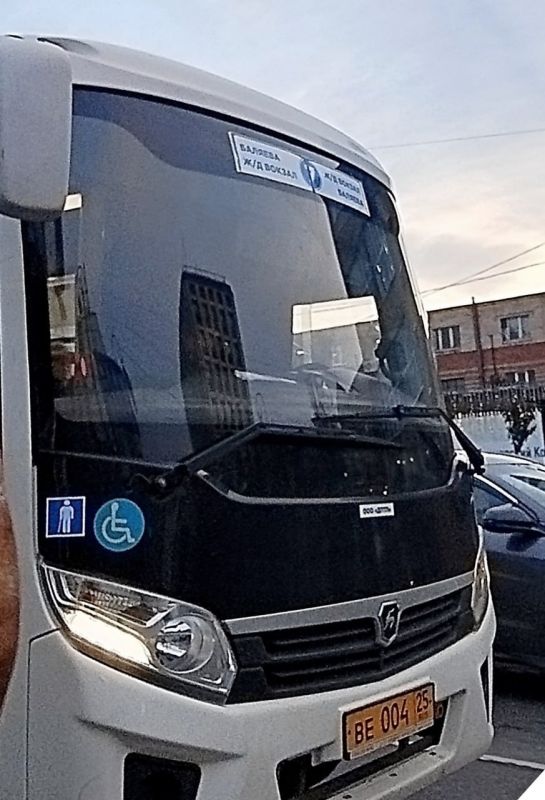 Горожане просят поощрить за неравнодушие и вежливость водителя автобуса, который помог воспользоваться транспортом слепой паре