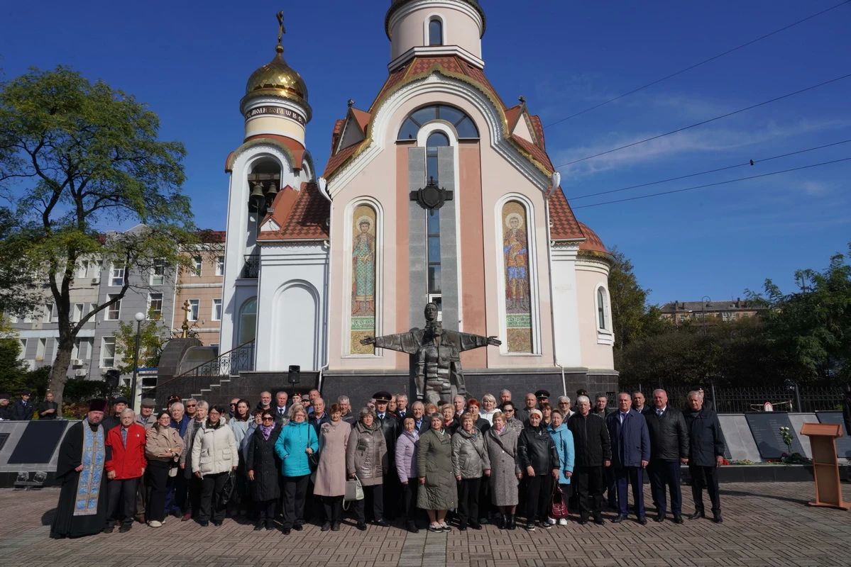 В Приморском крае сотрудники полиции, ветераны и общественники провели акцию «Долг памяти» В Приморском крае сотрудники полиции, ветераны и общественники провели акцию «Долг памяти»