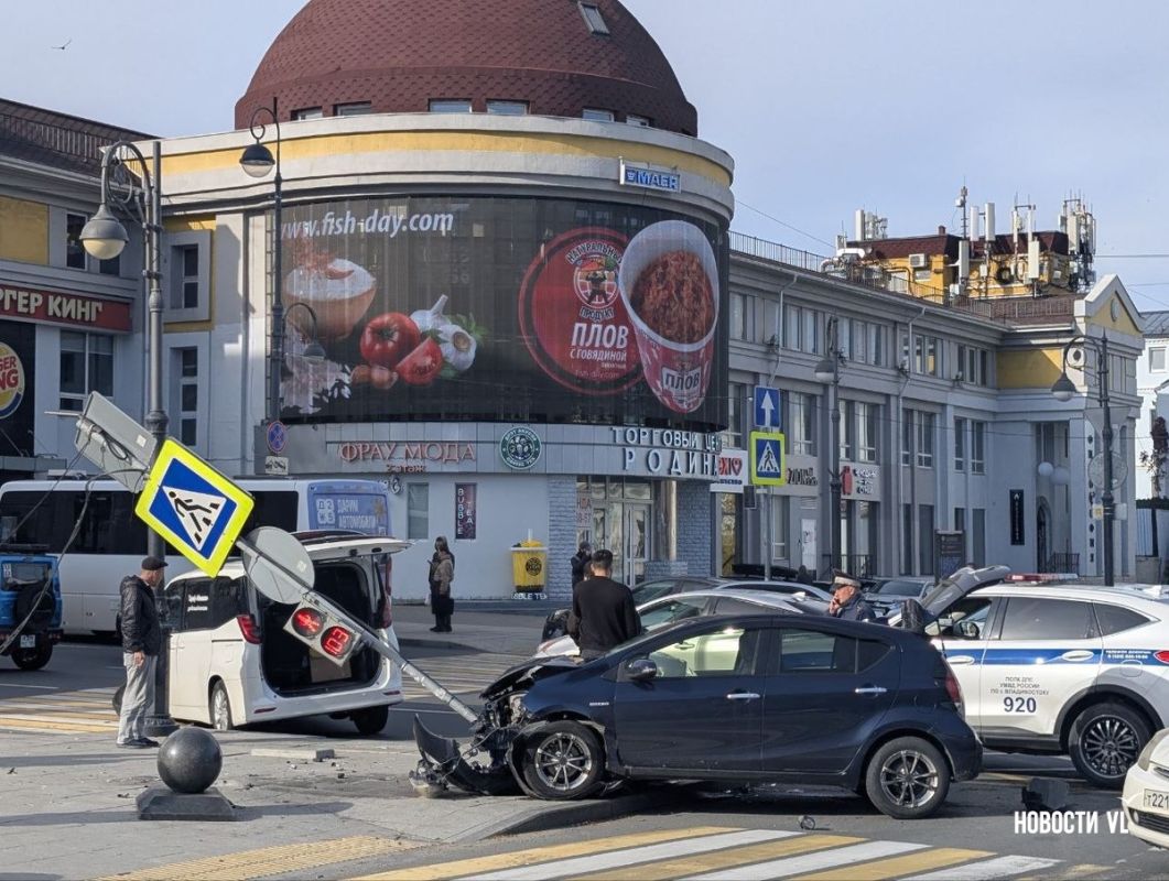 В связи с повреждением светофорного оборудования в результате ДТП на время обследования участка и проведения ремонтных работ светофоры на перекрестке улиц Семёновской и Алеутской будут отключены, сообщает ЦОДД