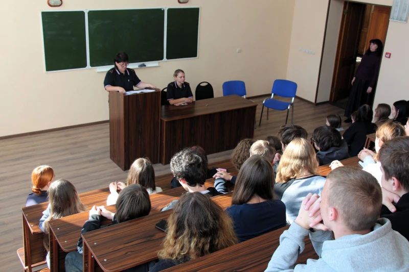 В Уссурийске транспортные полицейские побеседовали со студентами Дальневосточного технического колледжа об экстремизме и проблеме наркомании