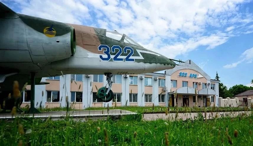 «Крылья подрезали на взлёте»: оборонный заказ в Приморье «ушел» в карман двух должностных лиц Мошенническая схема заключалась в завышении закупочной стоимости запасных частей авиатехники: в документы закупки включались цены...