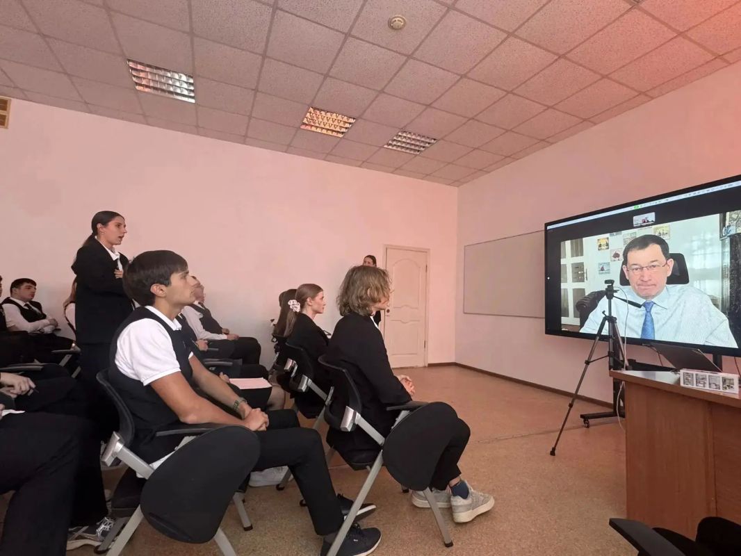 16 октября лицеисты 9.3, 9.4 и 10–11 классов стали участниками необычной встречи в формате ВКС — прямо из зала А310 мы вышли на связь с Дмитрием Алексеевичем Полянским, Чрезвычайным и Полномочным Послом, Постоянным... 16 октября лицеисты 9.3, 9.4 и 10–11 классов стали участниками необычной встречи в формате ВКС — прямо из зала А310 мы вышли на связь с Дмитрием Алексеевичем Полянским, Чрезвычайным и Полномочным Послом, Постоянным...