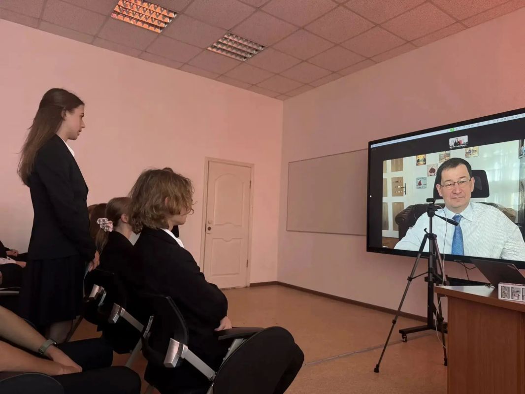 16 октября лицеисты 9.3, 9.4 и 10–11 классов стали участниками необычной встречи в формате ВКС — прямо из зала А310 мы вышли на связь с Дмитрием Алексеевичем Полянским, Чрезвычайным и Полномочным Послом, Постоянным... 16 октября лицеисты 9.3, 9.4 и 10–11 классов стали участниками необычной встречи в формате ВКС — прямо из зала А310 мы вышли на связь с Дмитрием Алексеевичем Полянским, Чрезвычайным и Полномочным Послом, Постоянным...