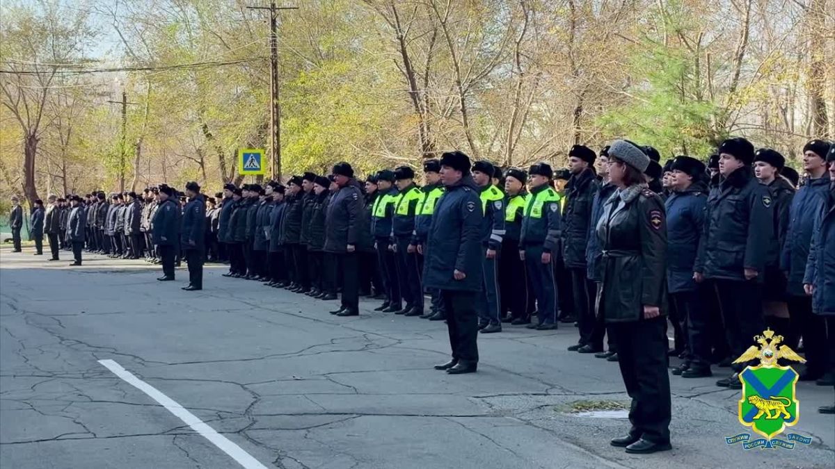 В УМВД Приморья прошел строевой смотр: полиция перешла на зимнюю форму одежды и подтвердила готовность к службе