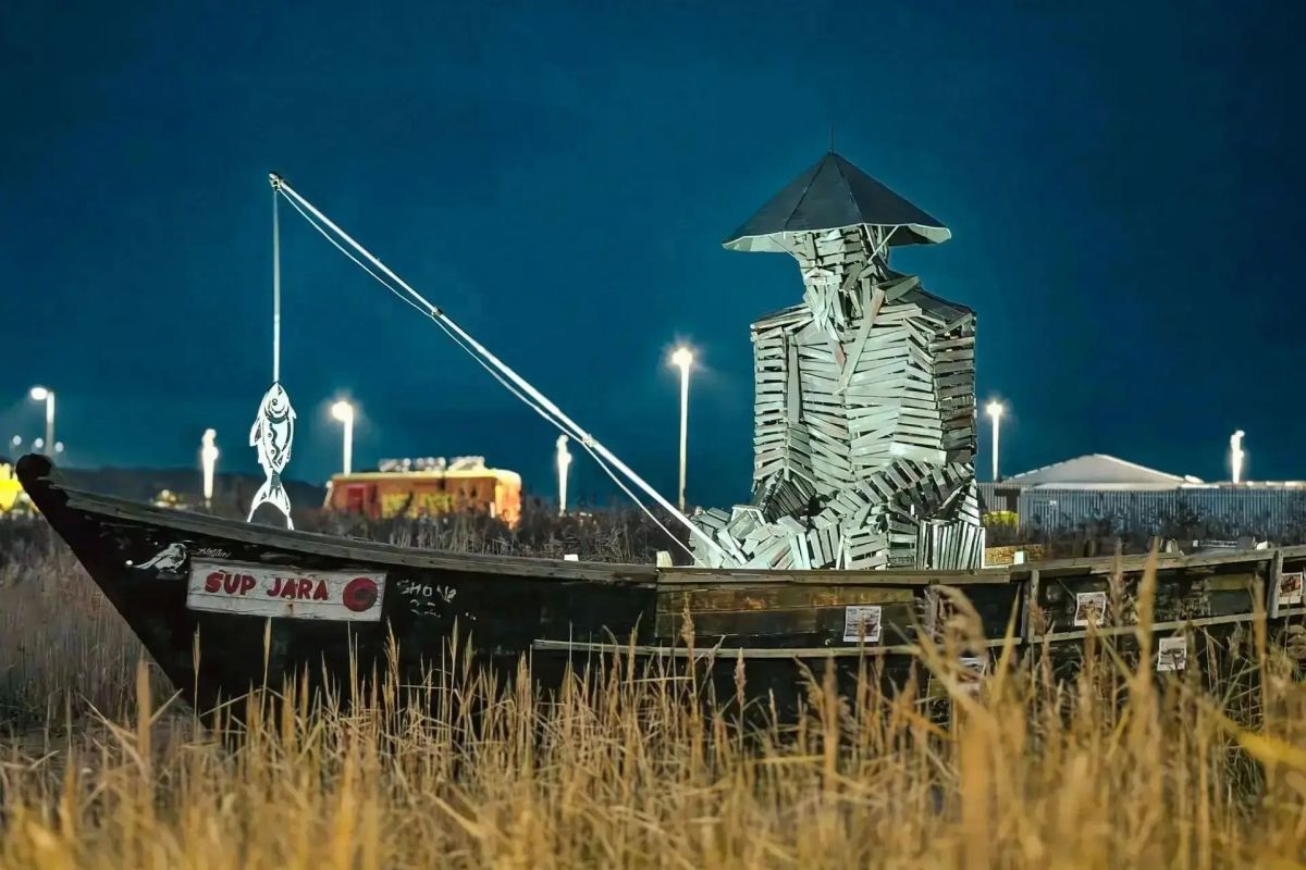 Первое место в конкурсе «Лучший нетиповой МАФ» в категории «Арт-объект» завоевала скульптура «Рыбак в лодке» с Ахлёстышева Первое место в конкурсе «Лучший нетиповой МАФ» в категории «Арт-объект» завоевала скульптура «Рыбак в лодке» с Ахлёстышева