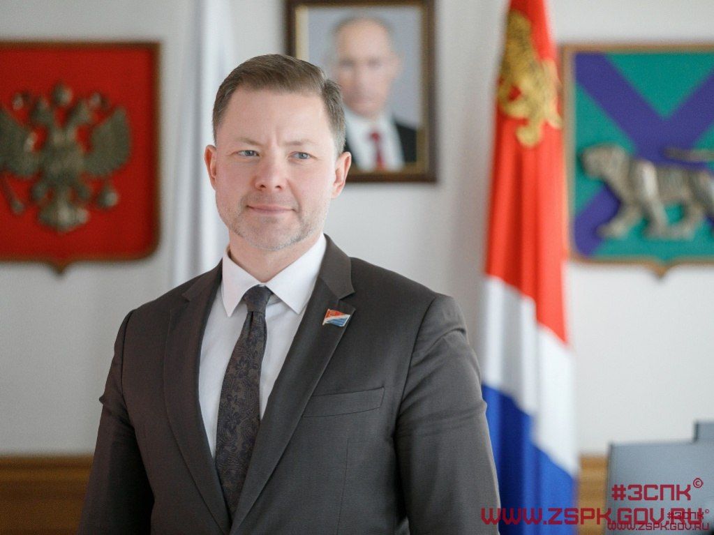 Уважаемые приморцы! От имени депутатов Законодательного Собрания поздравляю вас с Днем Приморского края! Нам с вами посчастливилось жить на самой прекрасной, уникальной по своей красоте и географическому положению земле