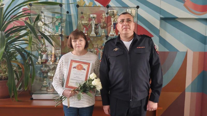 В Приморье полицейские поблагодарили жительницу Уссурийска, предотвратившую мошеннические действия в отношении пенсионерки