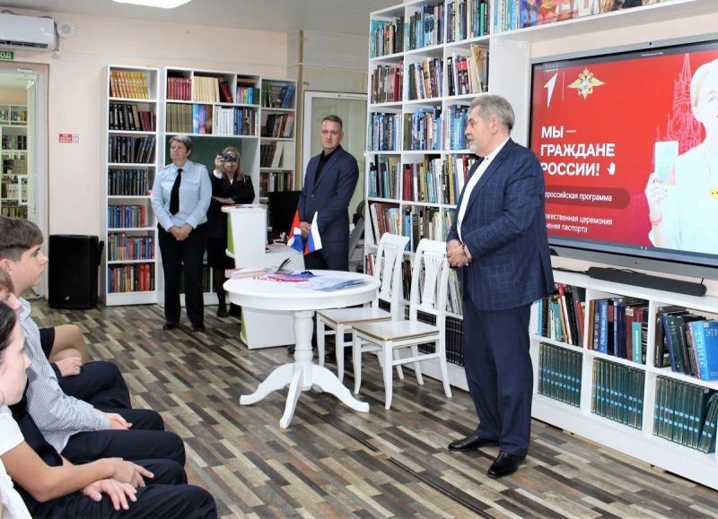 В Приморском крае в рамках проекта «Мы – граждане России!» полицейские и общественники вручили первые паспорта юным жителям Фокино В Приморском крае в рамках проекта «Мы – граждане России!» полицейские и общественники вручили первые паспорта юным жителям Фокино