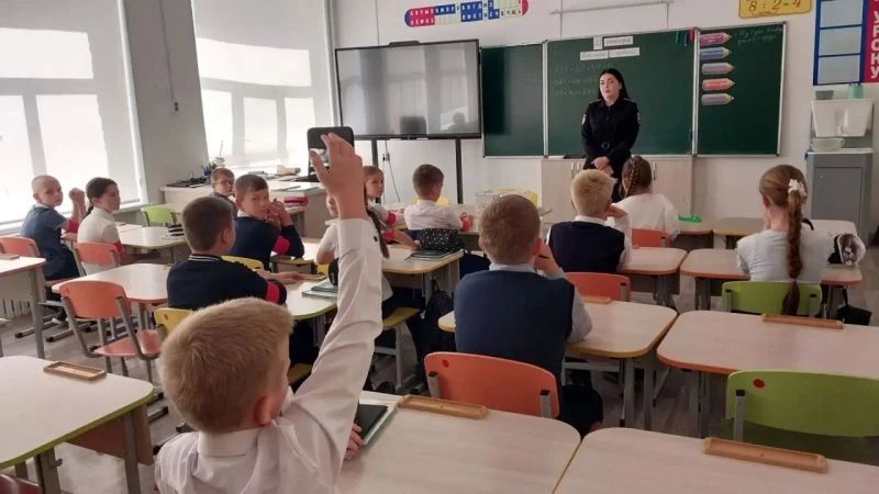 Полицейские помогли вернуть к обучению 23 школьников Полицейские помогли вернуть к обучению 23 школьников