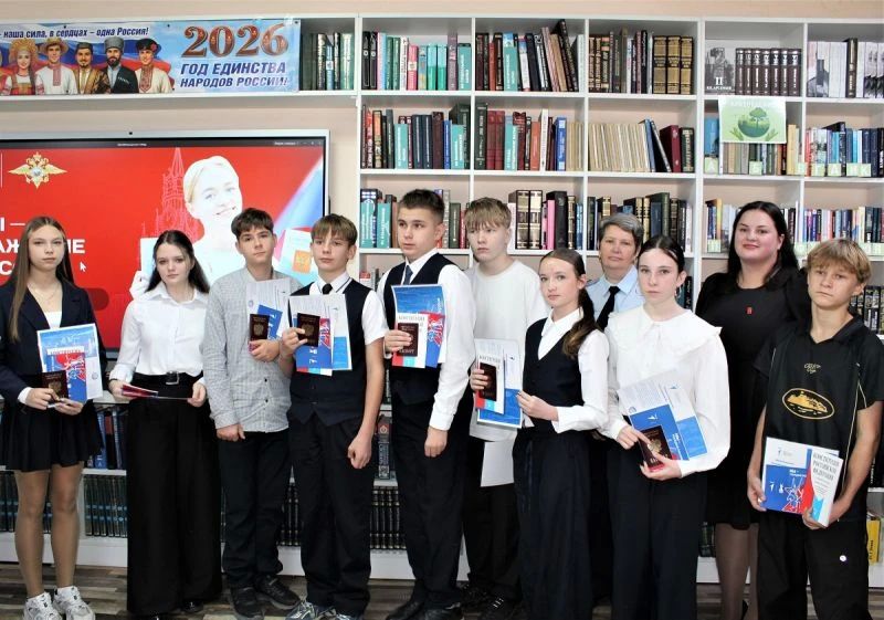 В Приморском крае в рамках проекта «Мы – граждане России!» полицейские и общественники вручили первые паспорта юным жителям Фокино В Приморском крае в рамках проекта «Мы – граждане России!» полицейские и общественники вручили первые паспорта юным жителям Фокино