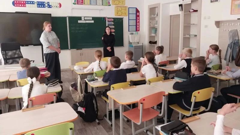 Полицейские помогли вернуть к обучению 23 школьников Полицейские помогли вернуть к обучению 23 школьников
