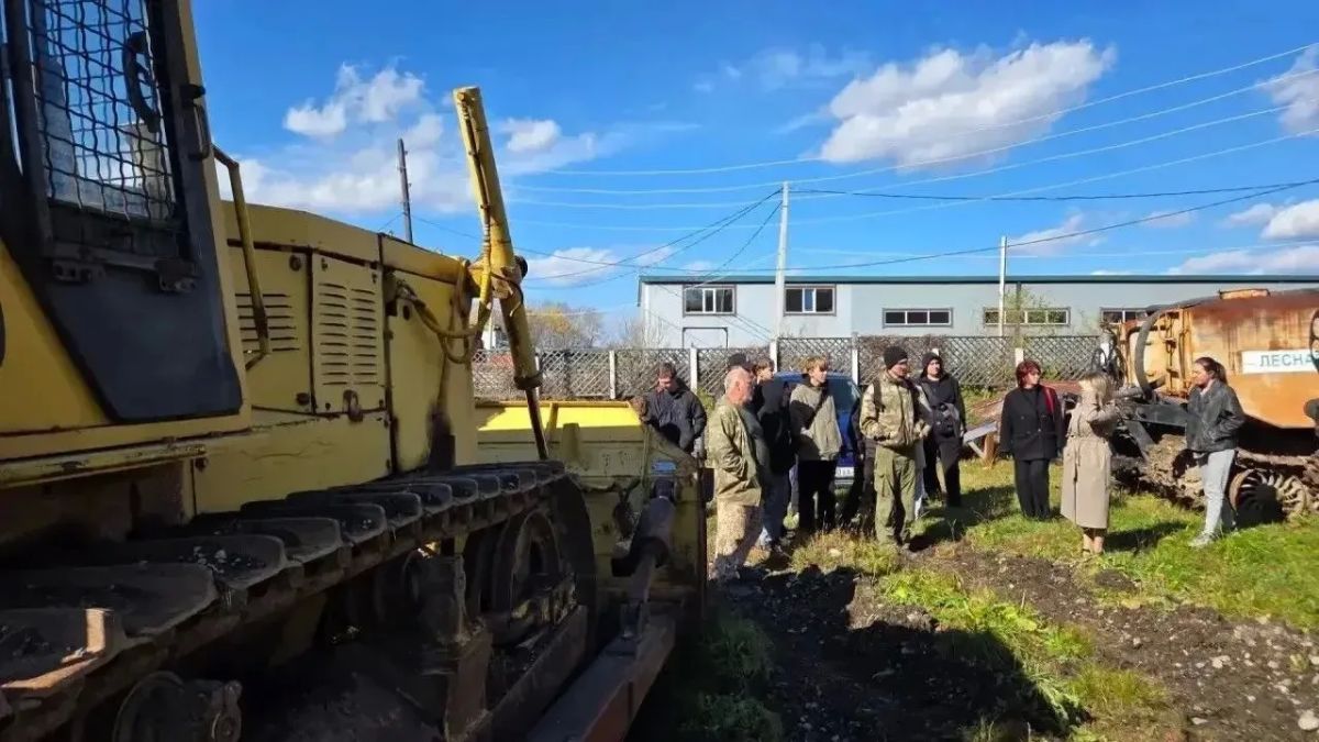 Будущим автомеханикам показали технику для тушения лесных пожаров Будущим автомеханикам показали технику для тушения лесных пожаров