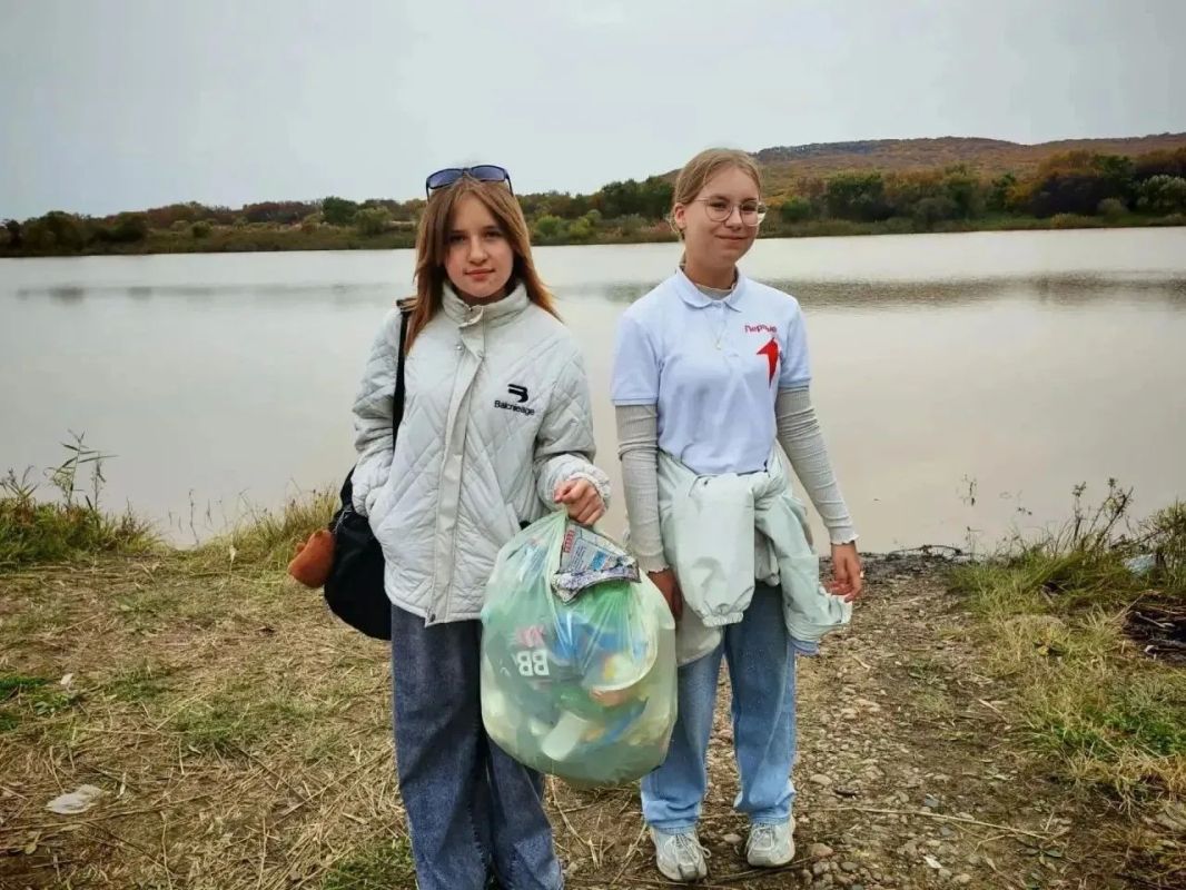 С любовью к природе: ребята из «Движения Первых» провели субботник на берегу водоема С любовью к природе: ребята из «Движения Первых» провели субботник на берегу водоема