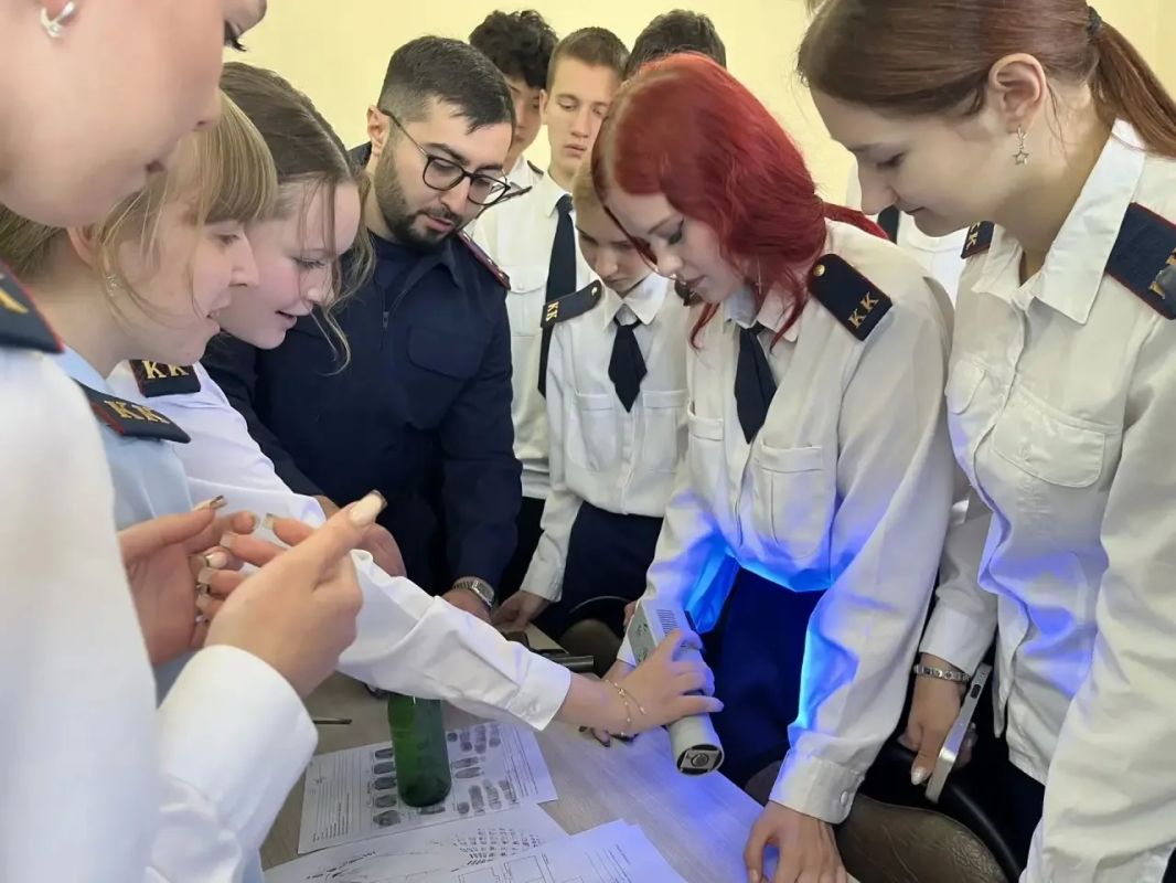 Сотрудники СК России провели криминалистический урок для кадет в Находке Сотрудники СК России провели криминалистический урок для кадет в Находке