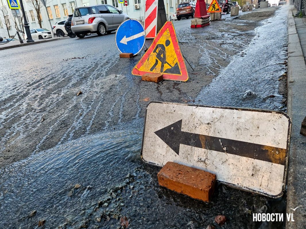 Океанский проспект залило стоками из забитой салфетками ремонтируемой канализации