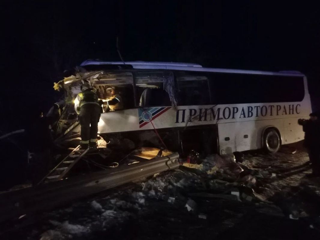 Водителя грузовика, в январе попавшего в смертельное ДТП с пассажирским автобусом в Хасанском районе, приговорили к колонии