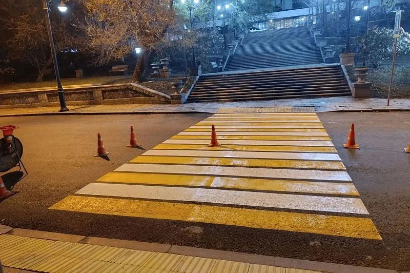 Во Владивостоке обновляют дорожную разметку в преддверии зимы Во Владивостоке обновляют дорожную разметку в преддверии зимы