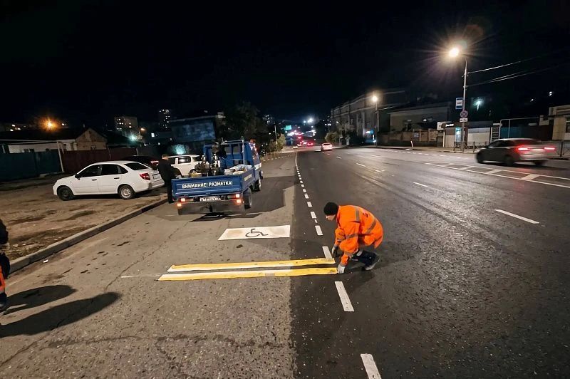 Во Владивостоке обновляют дорожную разметку в преддверии зимы Во Владивостоке обновляют дорожную разметку в преддверии зимы