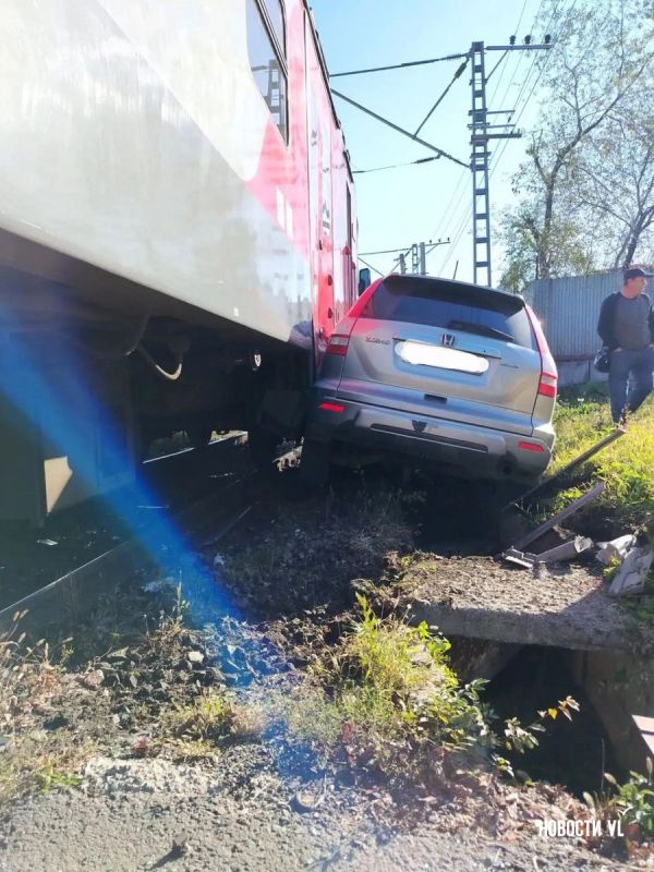 Чуркинская электричка столкнулась с легковушкой на переезде – пострадавших нет Чуркинская электричка столкнулась с легковушкой на переезде – пострадавших нет