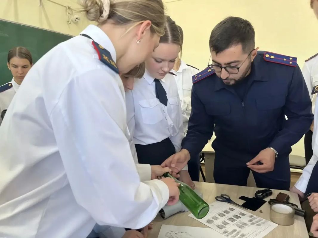 Сотрудники СК России провели криминалистический урок для кадет в Находке Сотрудники СК России провели криминалистический урок для кадет в Находке