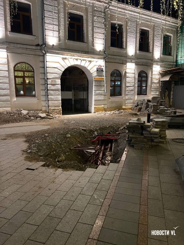 На Арбате разобрали брусчатку и раскопали трубы посреди пешеходной части улицы