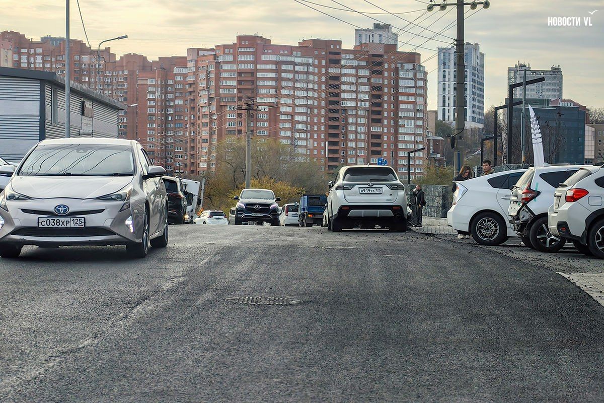Объезд с препятствиями: во Владивостоке полностью заасфальтировали Нефтеветку, но остались ямы на переездах и участок с торчащими люками Объезд с препятствиями: во Владивостоке полностью заасфальтировали Нефтеветку, но остались ямы на переездах и участок с торчащими люками