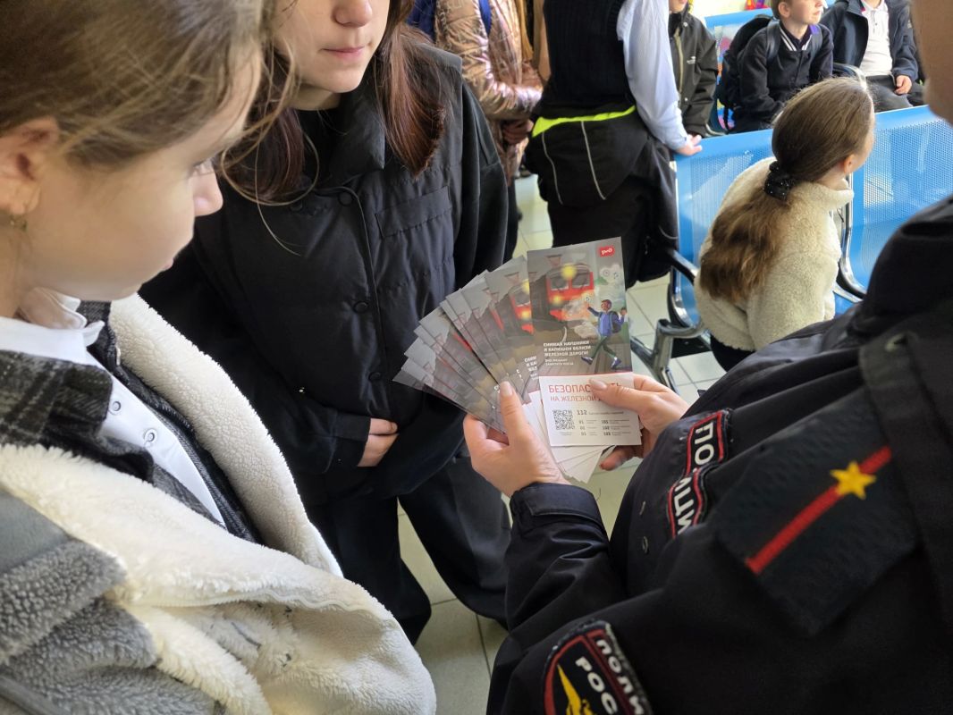 Находкинские транспортные полицейские провели для школьников познавательную экскурсию на железнодорожном вокзале Находкинские транспортные полицейские провели для школьников познавательную экскурсию на железнодорожном вокзале