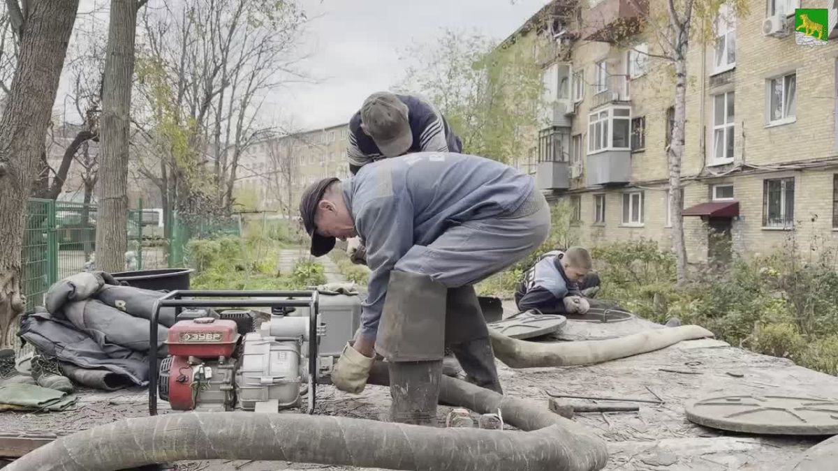 18 бригад АО «ВПЭС» устраняют технологические повреждения на теплосетях в том числе на Фадеева, 14В