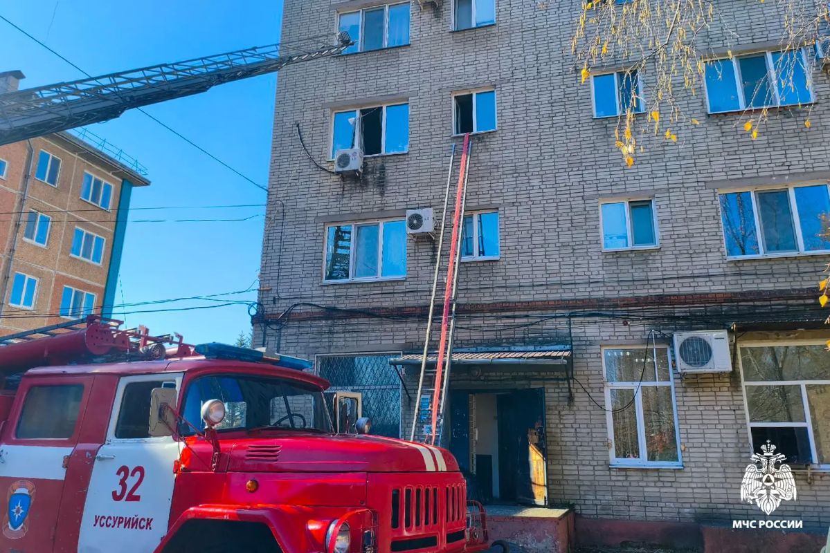 «Вы — настоящие герои нашего города!»: жители Уссурийска поблагодарили пожарных за спасение