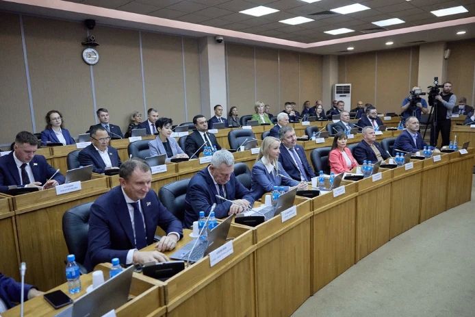 Семьдесят четыре вопроса рассмотрели депутаты Законодательного собрания Приморского края на прошедшем в октябре втором заседании восьмого созыва регионального парламента