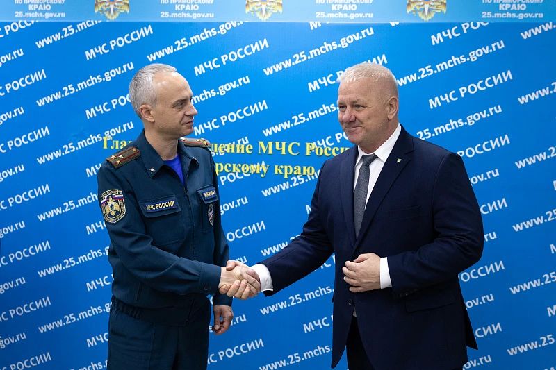 Сотрудники Главного управления МЧС России по Приморскому краю получили благодарность главы Владивостока за работу по обеспечению безопасности на XI Восточном экономическом форуме