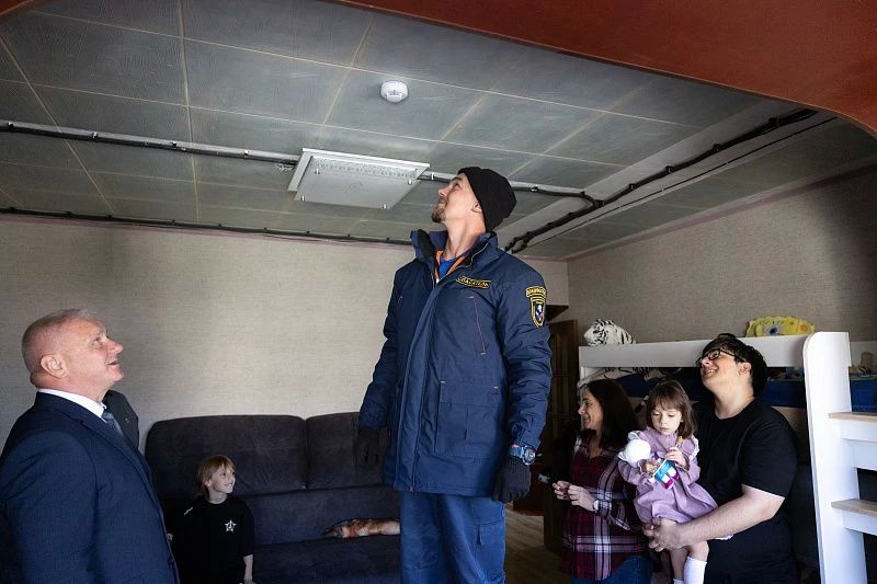 Во Владивостоке в домах семей с детьми устанавливают пожарные извещатели Во Владивостоке в домах семей с детьми устанавливают пожарные извещатели