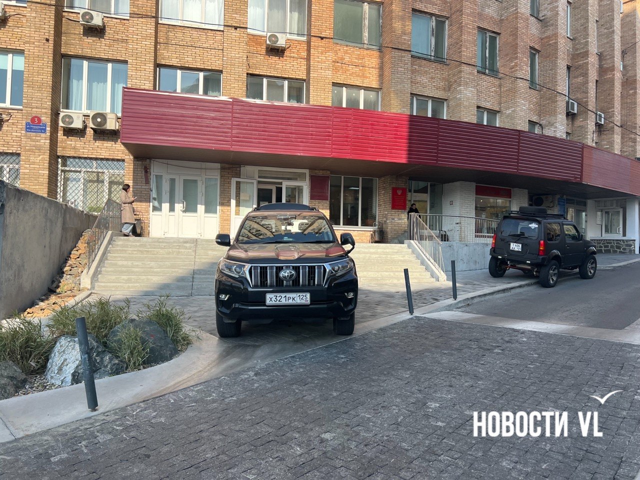 Примерно месяц назад на Семёновской установили шлагбаум, который пропускает на предназначенную для общественного транспорта остановку только автобусы