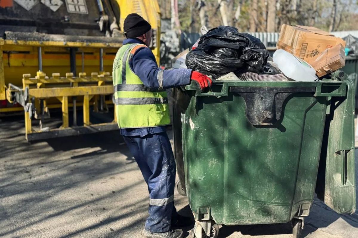 Более тысячи тонн мусора вывезли с контейнерных площадок Владивостока в октябре Более тысячи тонн мусора вывезли с контейнерных площадок Владивостока в октябре