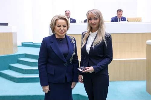 Валентина Матвиенко вручила удостоверение сенатора представителю Приморского края в Совете Федерации Жанне Гудковой