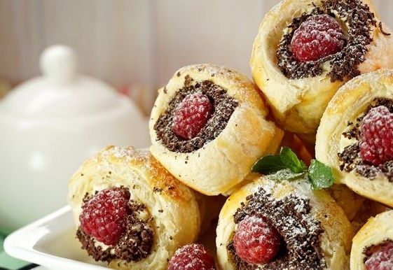 Секреты хрустящих слоёных трубочек: как создать кулинарный шедевр с масляно-заварным кремом