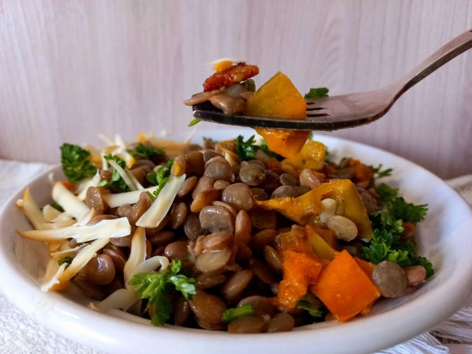 Пикантный салат из чечевицы с беконом: здоровое угощение на каждый день