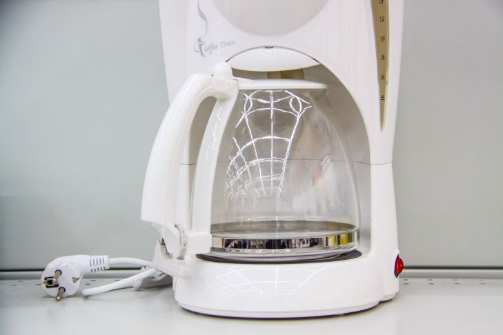 Никакого вреда для желудка: как применить сладкую газированную воду не по назначению — полезные лайфхаки для каждого