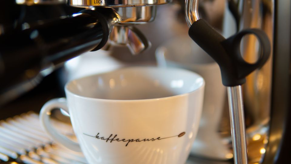 Забудете про неприятный привкус в утреннем кофе: чистите кофемашину только так