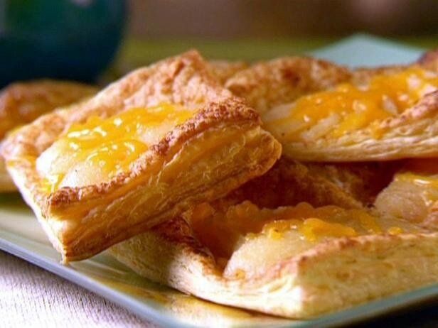 Сладкое наслаждение: слоёные лакомства с грушами и сыром