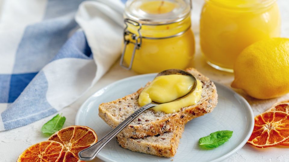 Приготовьте изумительное лакомство из лимона и сгущенки: рецепт от шеф-повара