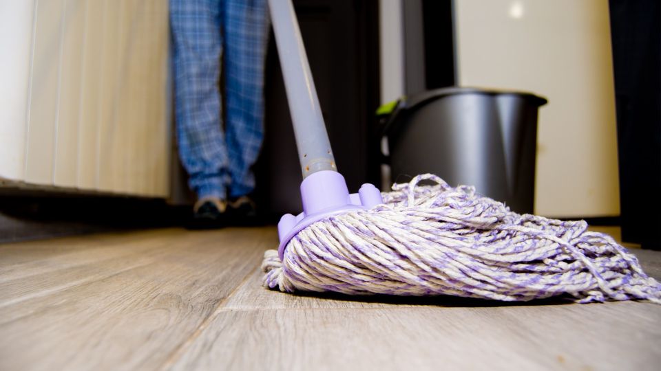 Вот почему нельзя мыть полы горячей водой: за ошибку расплатитесь дважды