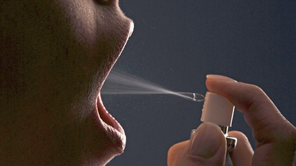 «Нужен комплексный подход»: как справиться с запахом изо рта, объяснил врач