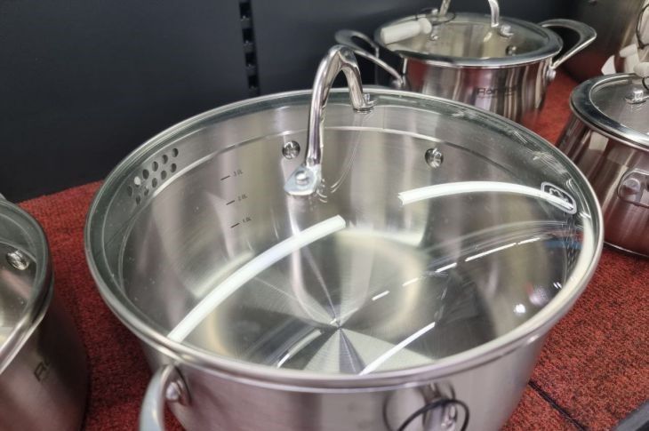 Как очистить старую кастрюлю от грязи: это средство стоит гроши