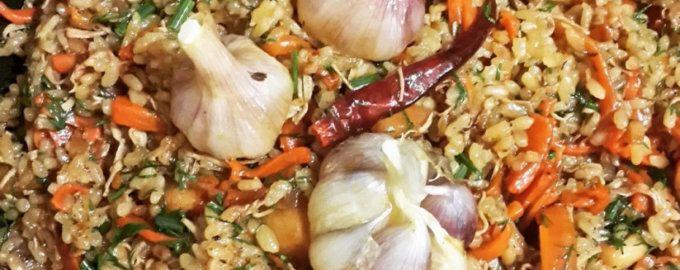 Необычный плов с морскими гребешками на рыбном бульоне и классическими акцентами