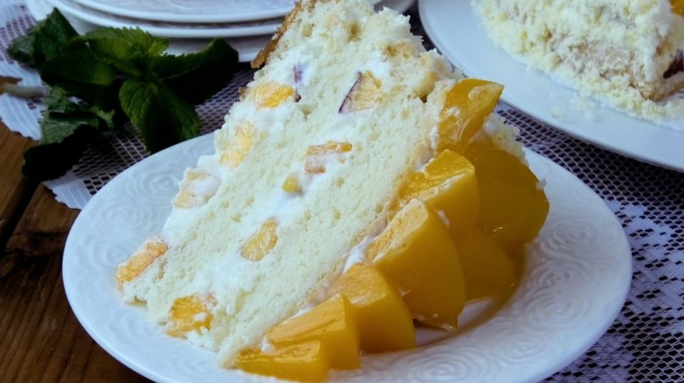 Персиковый рай на срезе жизни: бисквитный торт, который легок в приготовлении