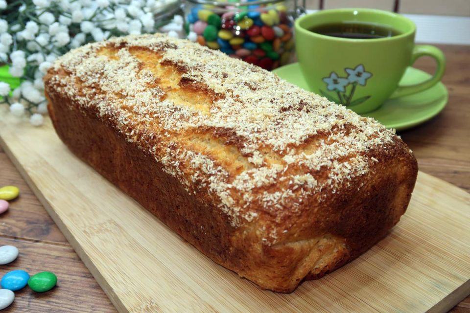 Нежный кекс на кефире с манкой и кокосом: простой рецепт для домашней выпечки