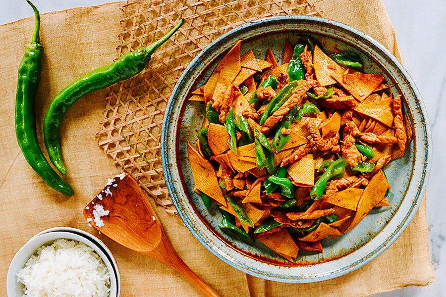 Кусочки свинины обжаренные с тофу и перцем